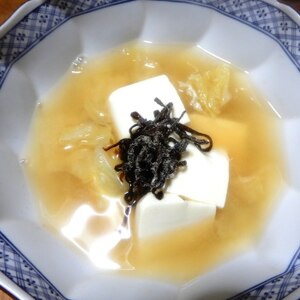 豆腐とキャベツと塩昆布の味噌汁